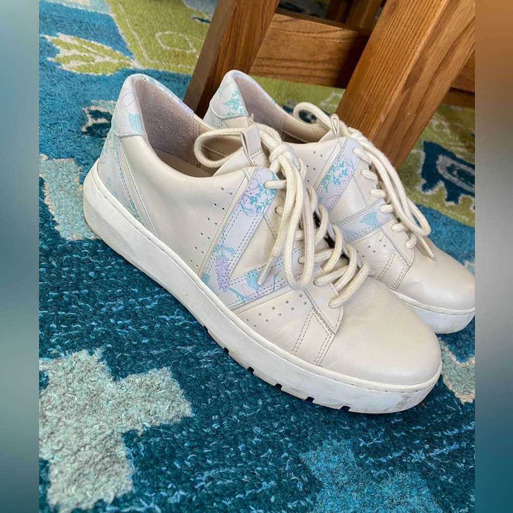 Vionic women’s sneaker size 8